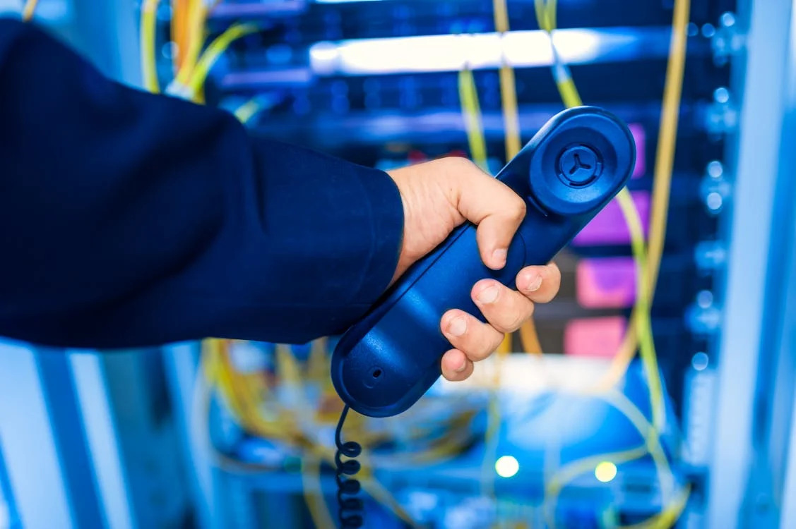 خدمات تلفن و سانترال: نصب و تعمیر تلفن و سانترال